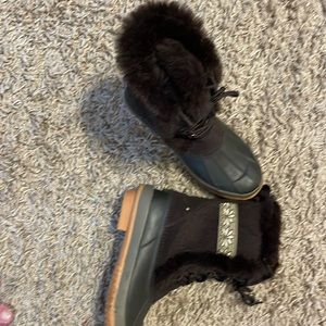 Bear Paw brown snow boots never worn size 6